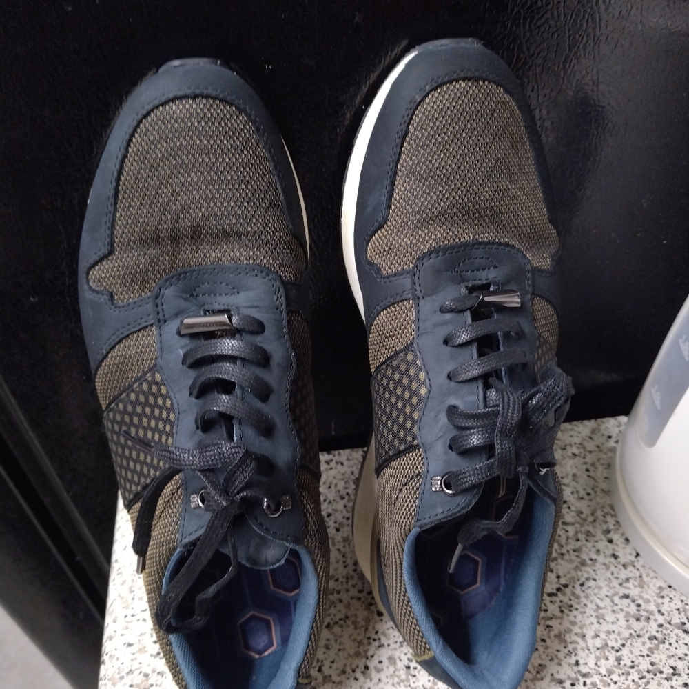 Shoes - Picture 6 of 8
